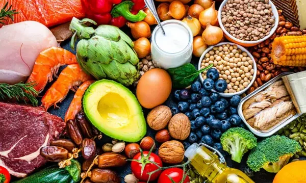 Comida saludable para ganar músculo y perder peso: pollo a la plancha, quinoa, verduras y batido proteico