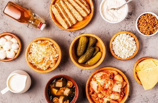 "Comida saludable para mejorar la salud intestinal: yogur griego, frutas, verduras frescas y batido de kéfir