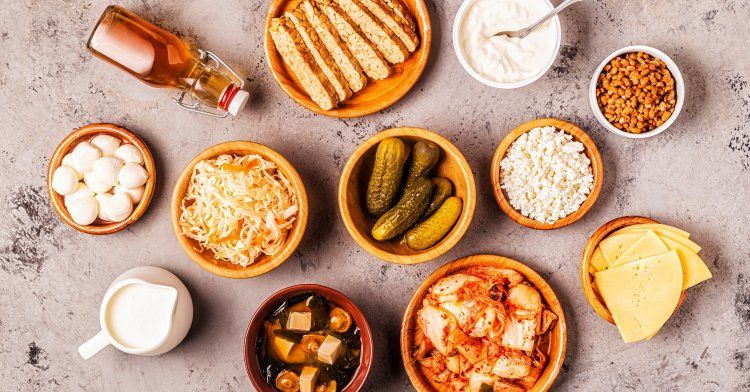 "Comida saludable para mejorar la salud intestinal: yogur griego, frutas, verduras frescas y batido de kéfir