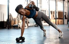 Entrenamiento de fuerza con sentadillas y flexiones para perder grasa