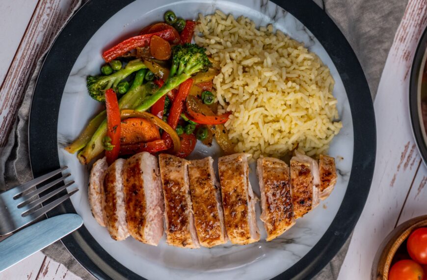 Comida saludable para maximizar el rendimiento deportivo: batido de proteínas, pollo, quinoa y verduras.