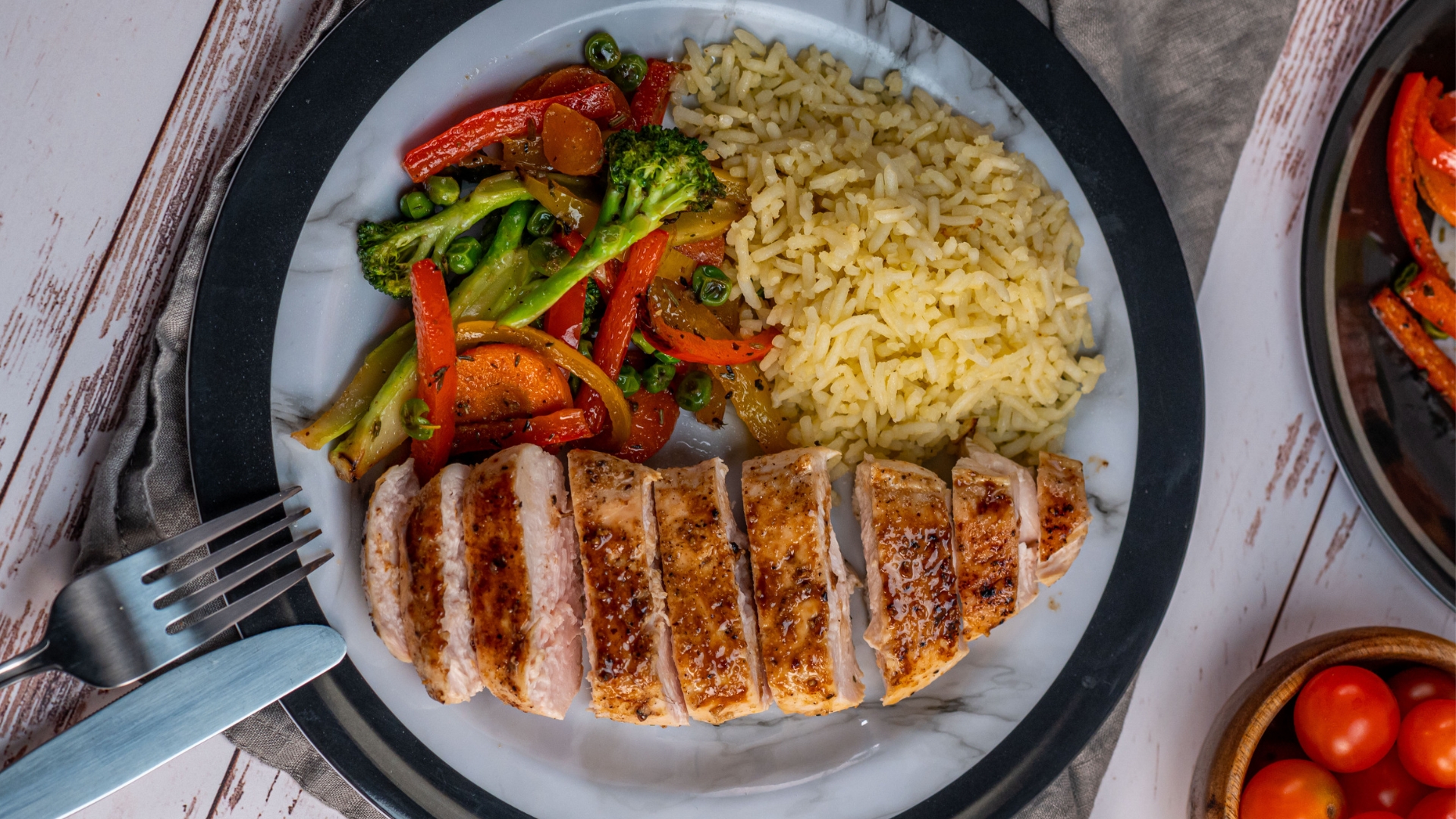 Comida saludable para maximizar el rendimiento deportivo: batido de proteínas, pollo, quinoa y verduras.