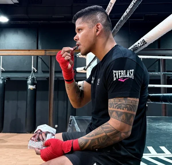 Aprende cómo bajar de peso para un combate sin perder fuerza ni energía. Dieta semanal, tips de nutrición, timing de comidas y estrategias para boxeadores.