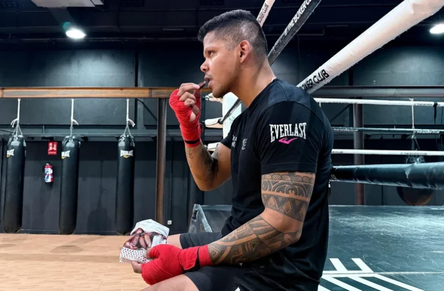 Aprende cómo bajar de peso para un combate sin perder fuerza ni energía. Dieta semanal, tips de nutrición, timing de comidas y estrategias para boxeadores.