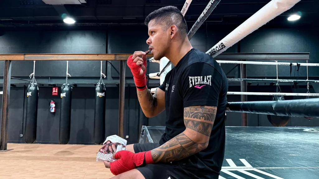 Aprende cómo bajar de peso para un combate sin perder fuerza ni energía. Dieta semanal, tips de nutrición, timing de comidas y estrategias para boxeadores.