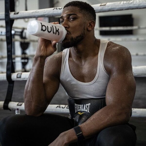 Boxeador entrenando para aumentar fuerza y resistencia con la dieta perfecta
