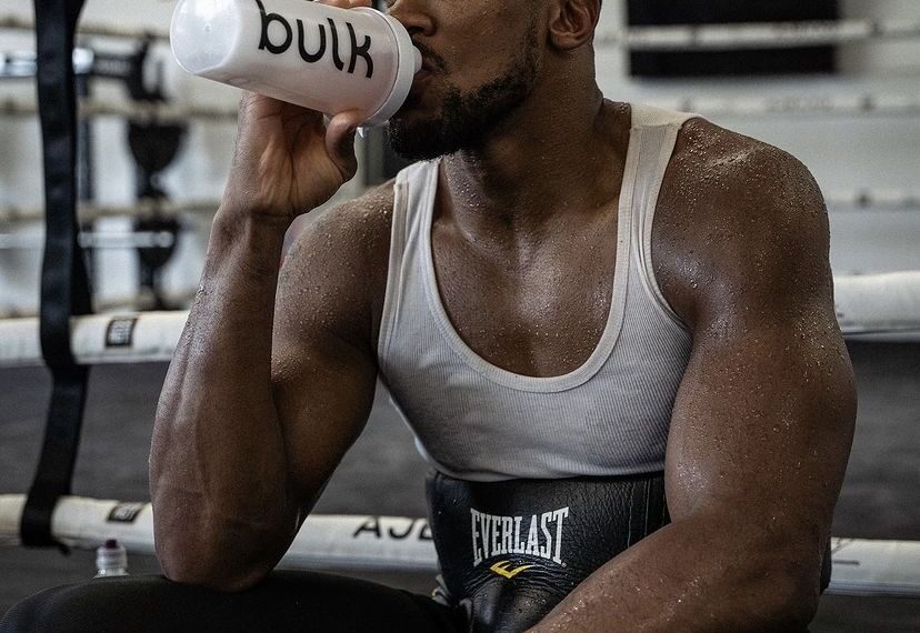 Boxeador entrenando para aumentar fuerza y resistencia con la dieta perfecta
