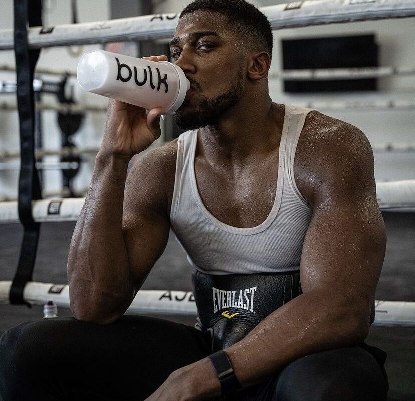 Boxeador entrenando para aumentar fuerza y resistencia con la dieta perfecta