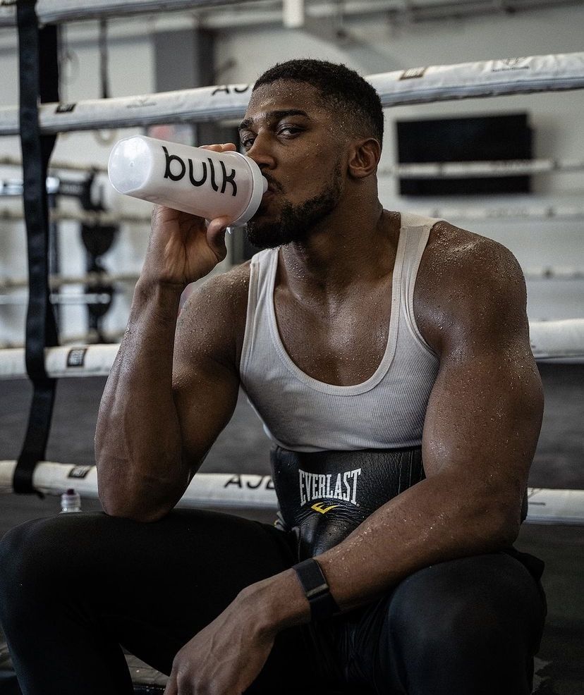 Boxeador entrenando para aumentar fuerza y resistencia con la dieta perfecta