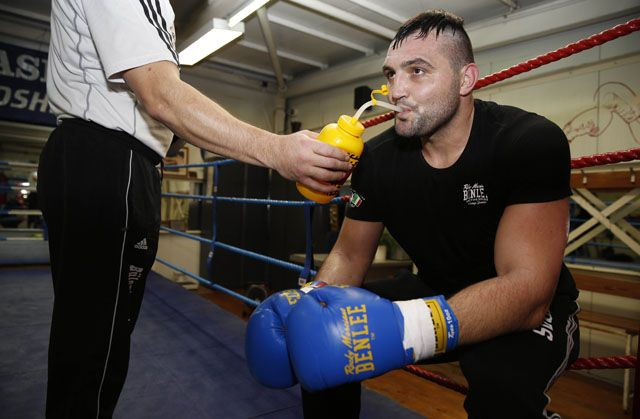 Boxeador hidratándose para hacer una dieta perfecta