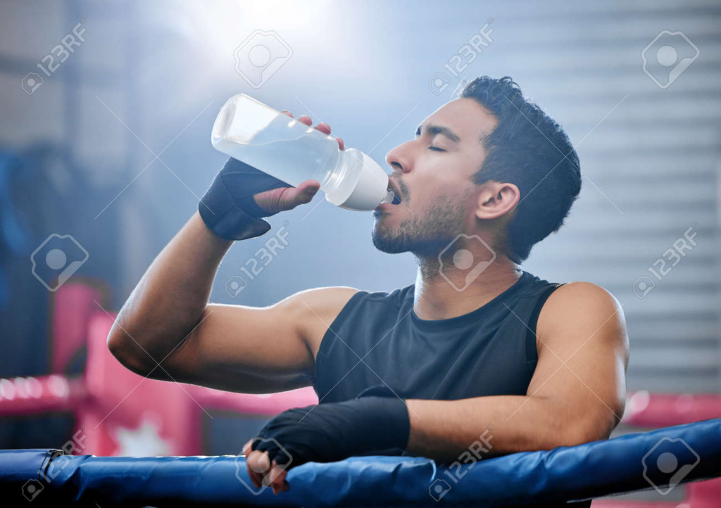 Boxeador hidratandose en el entrenamiento